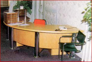 KB Prostějov - pracovní stůl s chromovanými sloupovými nohami a podnožemi včetně zakladače tiskovin s podpěrami z nerezové leštěné oceli